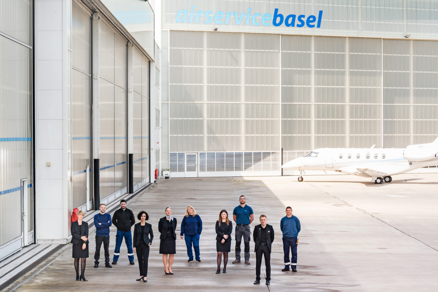 Air Service Basel team picture in front of the ASB hangar
